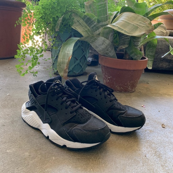 black huaraches size 8.5